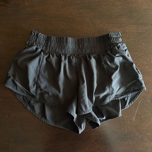 Lululemon Hotty Hot Low-Rise Lined Short 2.5”